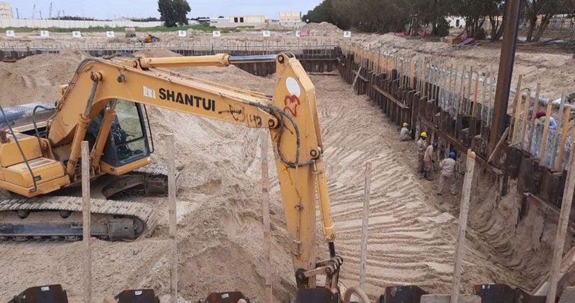 Construction of transportation lines for triple-treated sewage water to irrigate plants in Dammam